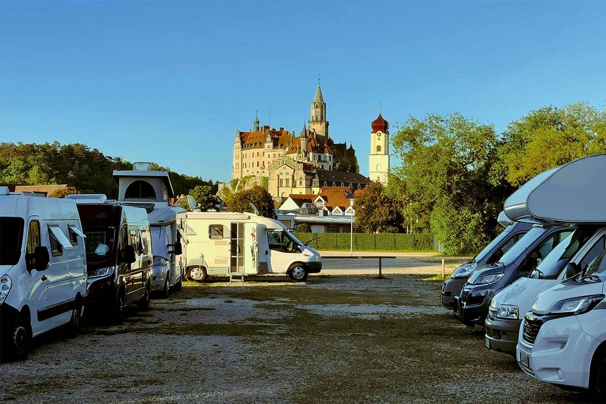 Im Hintergrund des Wohnmobil­­stell­platzes in Sigmaringen thront das Schloss Sigmaringen majestätisch auf einem Felsen über der Donau.
