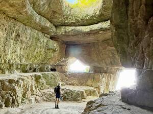 Die Szelim-Höhle bei Tatabánya ist eine der ältesten Siedlungsstellen Mitteleuropas. Hier wurden rund 200 000 Jahre alte menschliche Funde gemacht.