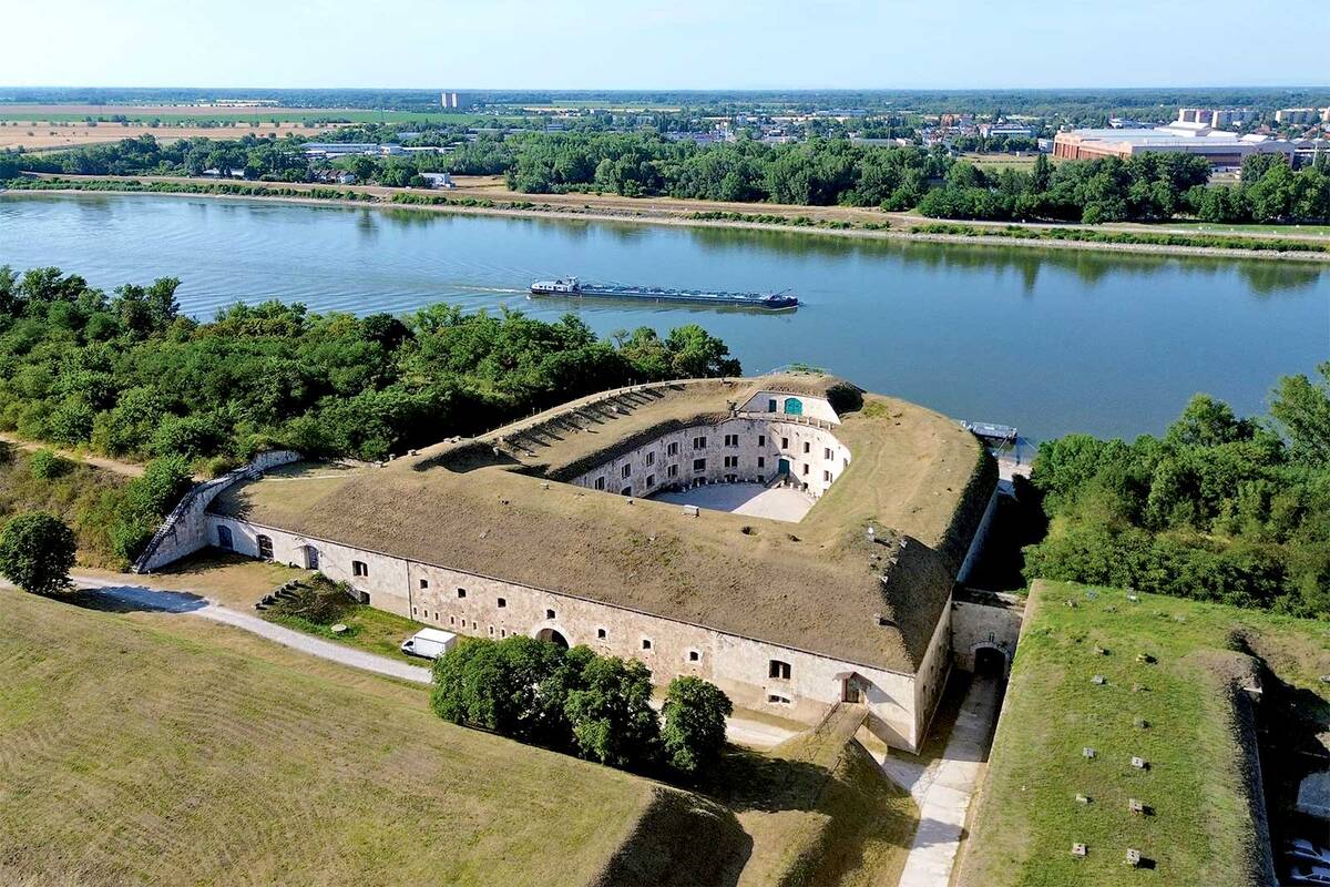 Die Festung Monostori Erőd in Komárom, im 19. Jahrhundert von den Habsburgern zum Schutz der Donaugrenze gegen Angriffe aus dem Norden erbaut.