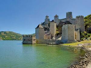 Die Festung Golubac aus dem 14. Jahrhundert am Eingang zum Eisernen Tor, deren mächtige Türme direkt aus der Donau emporragen.