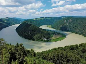 La boucle de Schlögen, en Haute-Autriche, où le Danube décrit une spectaculaire double boucle à travers les collines boisées du Mühlviertel.