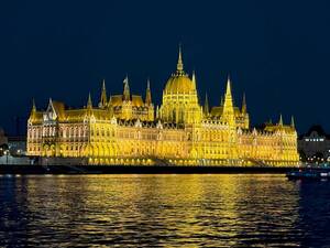À ne pas rater à Budapest : une promenade nocturne en bateau au cours de laquelle les somptueux édifices illuminés défilent à un rythme tranquille.