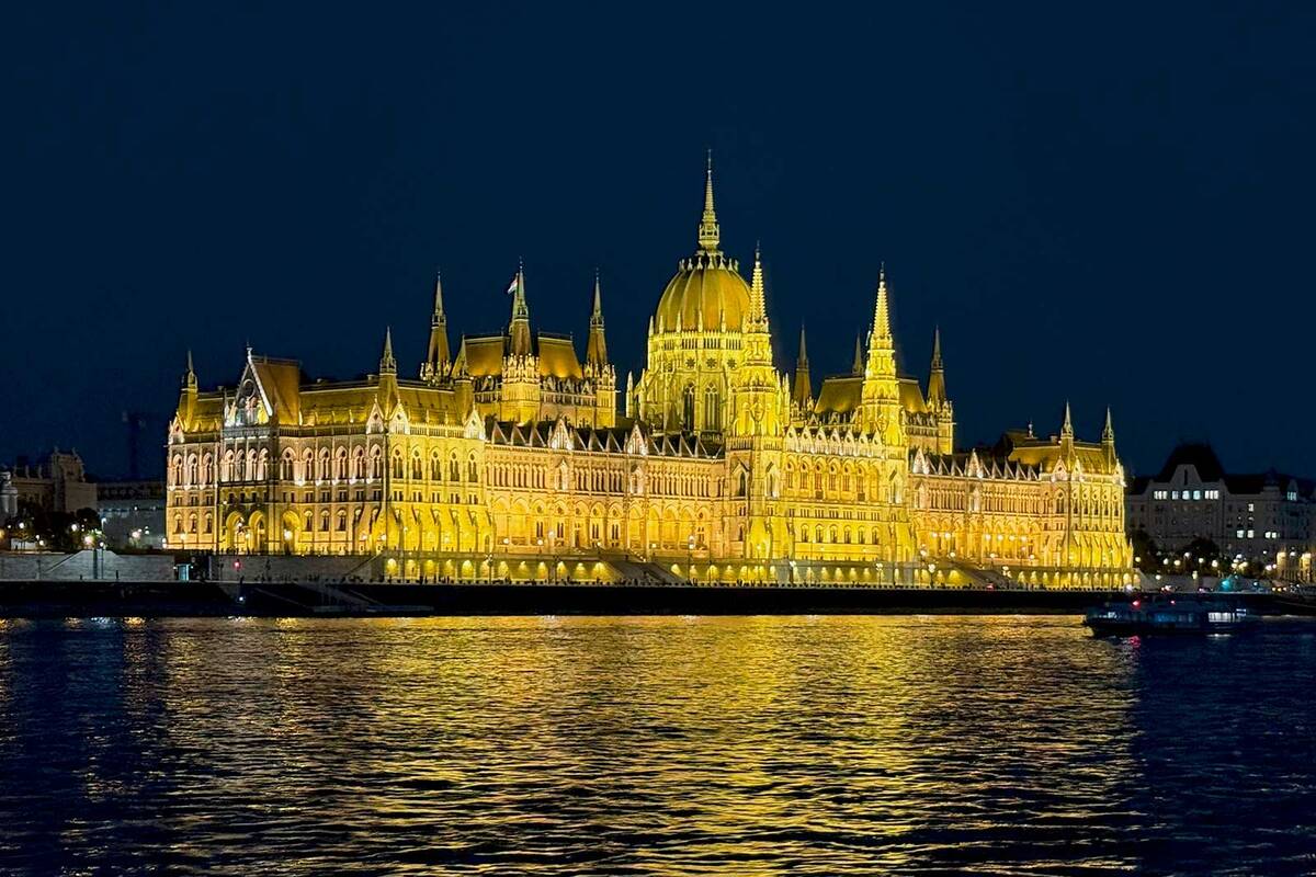 À ne pas rater à Budapest : une promenade nocturne en bateau au cours de laquelle les somptueux édifices illuminés défilent à un rythme tranquille.
