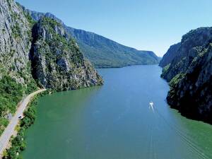 Pause en camping-car au bord de la route dans les gorges des Portes de Fer, où le Danube se faufile entre d’imposantes parois rocheuses.