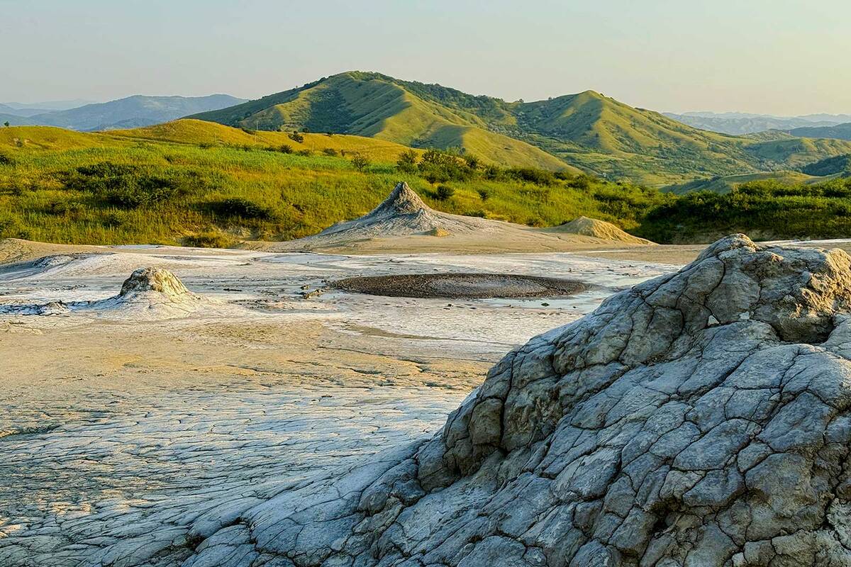 Les volcans de boue de Berca, en Roumanie, forment un paysage lunaire composé de cratères de boue bouillonnants.