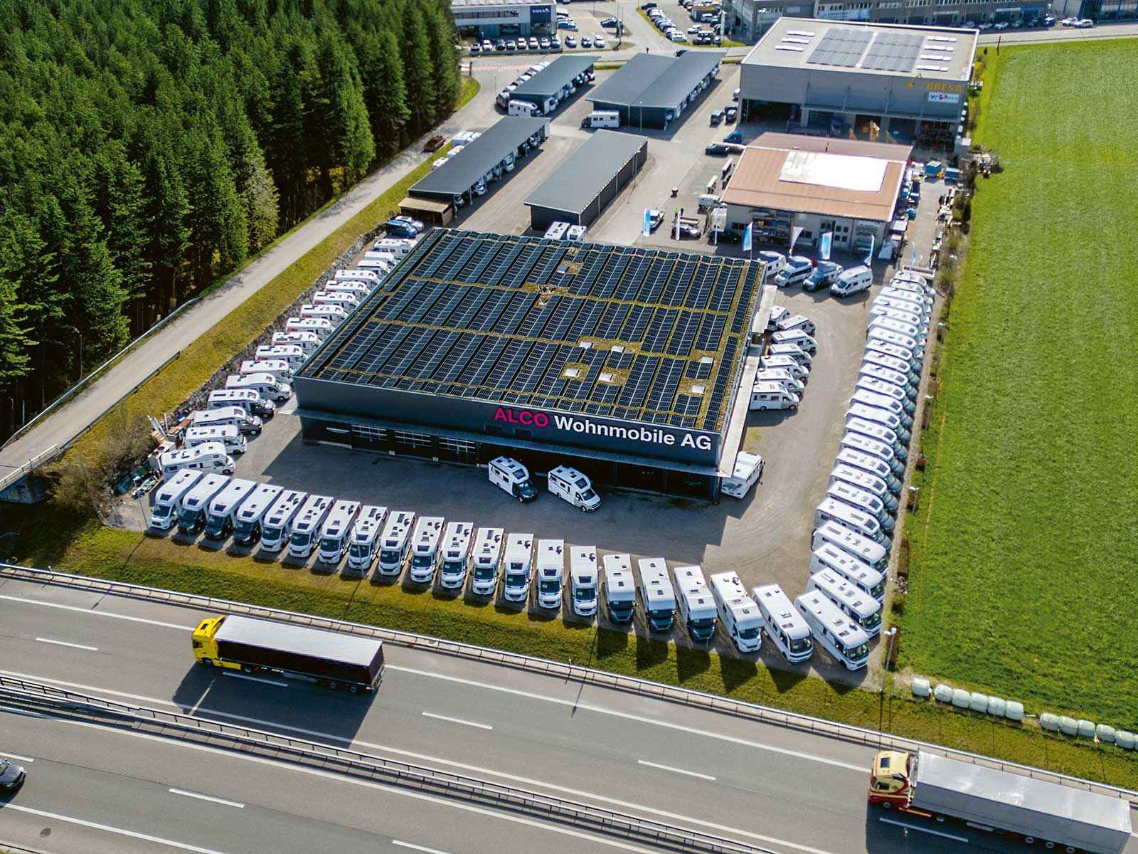 Rechtzeitig zu ihrem 30-jährigen Jubiläum hat Alco Wohnmobile auf dem Dach des Firmengebäudes große Solarpaneele installiert.