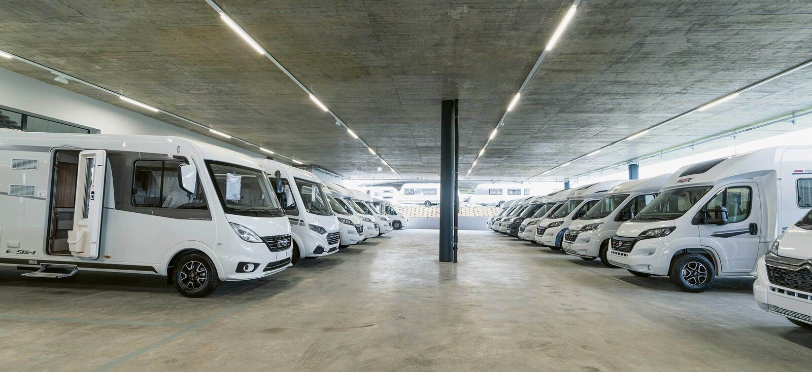 Rund einhundert Wohnmobile können künftig allein in der neuen Halle bei jedem Wetter bequem besichtigt werden.