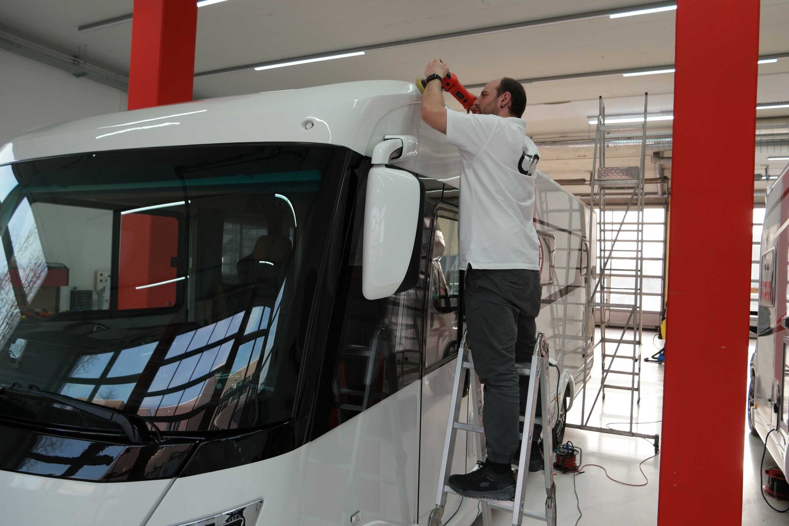 Eine professionelle Keramikversiegelung von Carpolish and Cleaning schützt Wohnmobile vor Feuchtigkeit, UV-Strahlung und Druckschäden.
