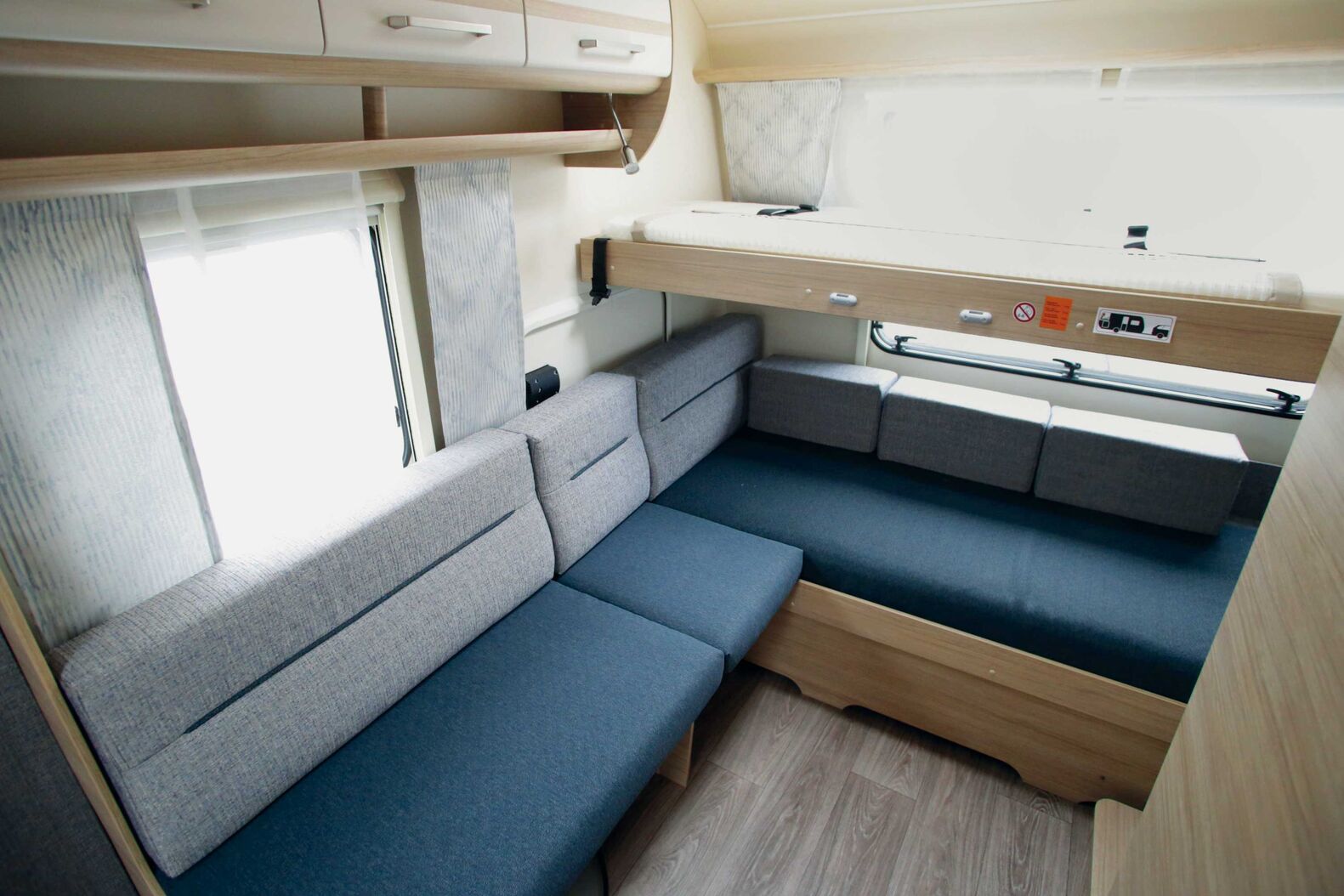 Fendt Bianco Activ 720 SKDW: Der Fendt Bianco Activ 720 ist der grösste jemals gebaute Fendt-Caravan mit Familiengrundriss. Speziell ist sein Kinderzimmer mit Sitzgelegenheit und Betten im Heck, das Doppelbett in Fahrzeugmitte und die grosse Sitzgruppe im Bug. Eine Alde-Warmwasser-heizung und Warmwasser-Fussbodenheizung sorgen für angenehmes Klima in jeder Jahreszeit und Ferienregion.