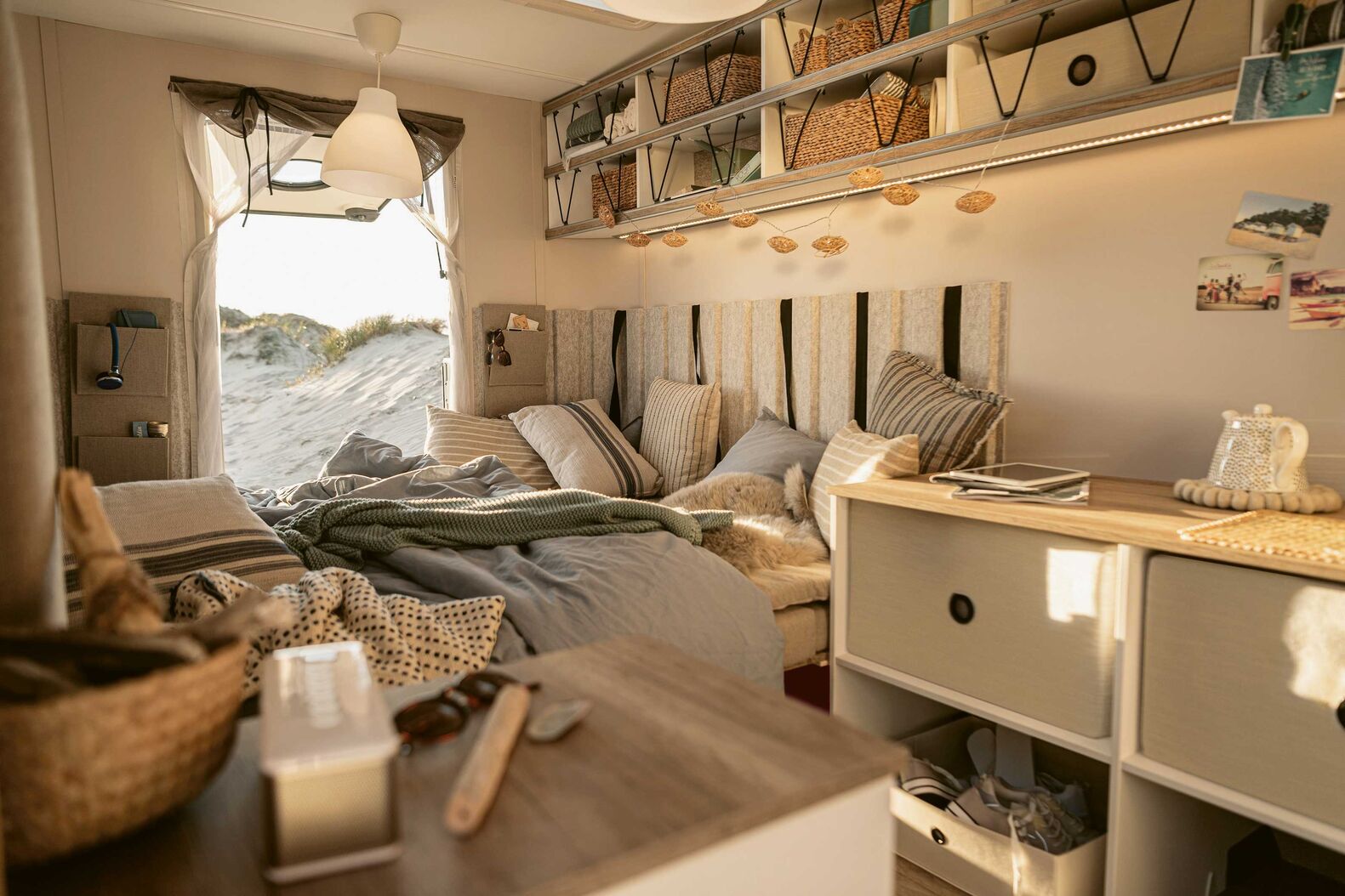 Beachy made by Hobby: Bestes Aussendesign, bester Zielgruppen-Fokus, beste Marketing- und PR-Kampagne: Beim European Innovation Award 2022 gab es drei Mal Gold für den noch jungen Beachy, einer Submarke von Hobby. Die international besetzte Fachjury hob unter anderem die aussergewöhnliche Zielgruppennähe des Beachy hervor. Der Gedanke der Entwickler: Die neue Generation von Campern wünscht sich Flexibilität, Spontaneität und Individualität. Mit natürlichen Materialien, die an Treibholz und Dünengras erinnern, werden genau diese Sehnsüchte angesprochen. Aber auch das flexible Design des Beachy und die nordische, unkomplizierte Art treffen den Zahn der Zeit. Jung und wild ist auch die Kommunikation rund um den Beachy, welche die Fachjury mit dem Sieg in der Kategorie Beste Marketing- und PR-Kampagne auszeichnete. Auch optisch hebt sich der Beachy von anderen Wohnwagen ab. Die Symbiose aus Campervan und dem ersten von Hobby-Gründer Harald Striewski selbst gebauten Wohnwagen belohnt die Jury mit dem ersten Platz in der Kategorie Aussendesign. Neben der kompakten Form und den charmanten Rundungen, die gemeinsam mit der dänischen Designerin Anne Halskov und den Leichtbauspezialisten von Ross Design entwickelt wurden, ist vor allem die grosse Hecktür ein Highlight: Vom Bett aus den Blick nach draussen geniessen – das ist es, was den Beachy ausmacht.