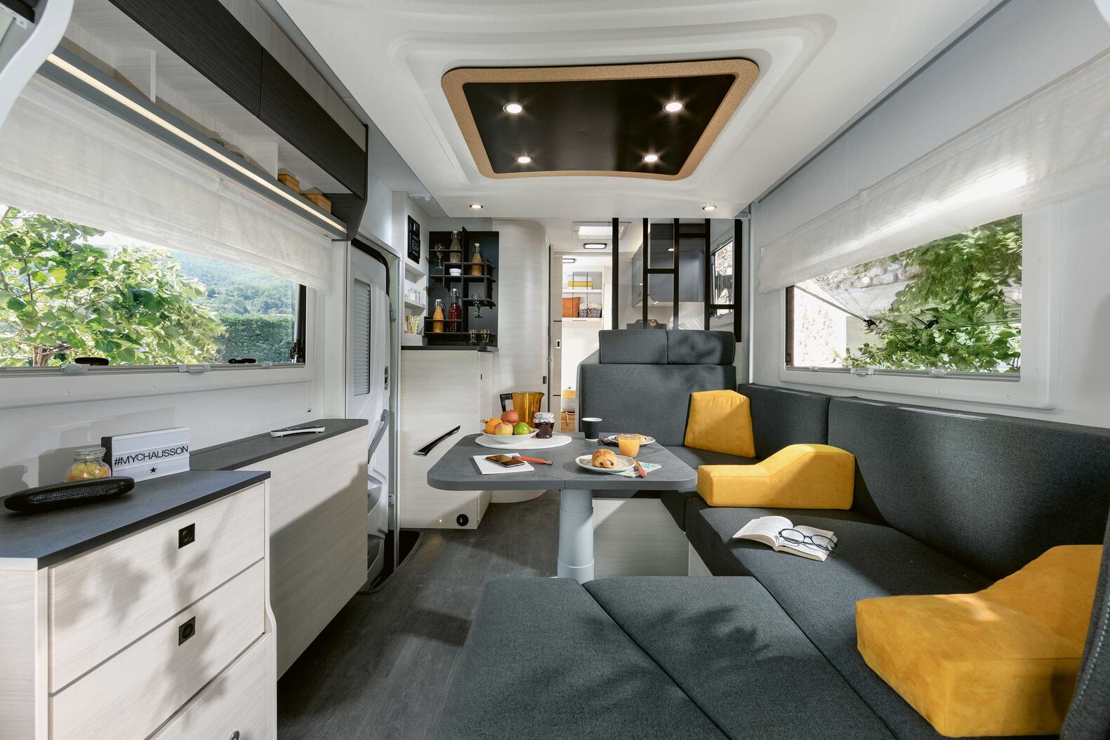 Chausson 660: Als echter Hingucker der Saison erweist sich der brandneue 660 Exclusive Line von Chausson, der ausschliesslich auf dem Ford Transit zu haben ist. Neben dem Wohnbereich mit modularen Beistellsitzen und variabler Tisch grösse sowie dem 160 Zentimeter breiten Hubbett darüber glänzt das innovative Heck mit einer separaten hohen Eingangstür von aussen als mehrfach nutzbarer Stauraum, Ankleidezimmer oder Fahrradgarage.