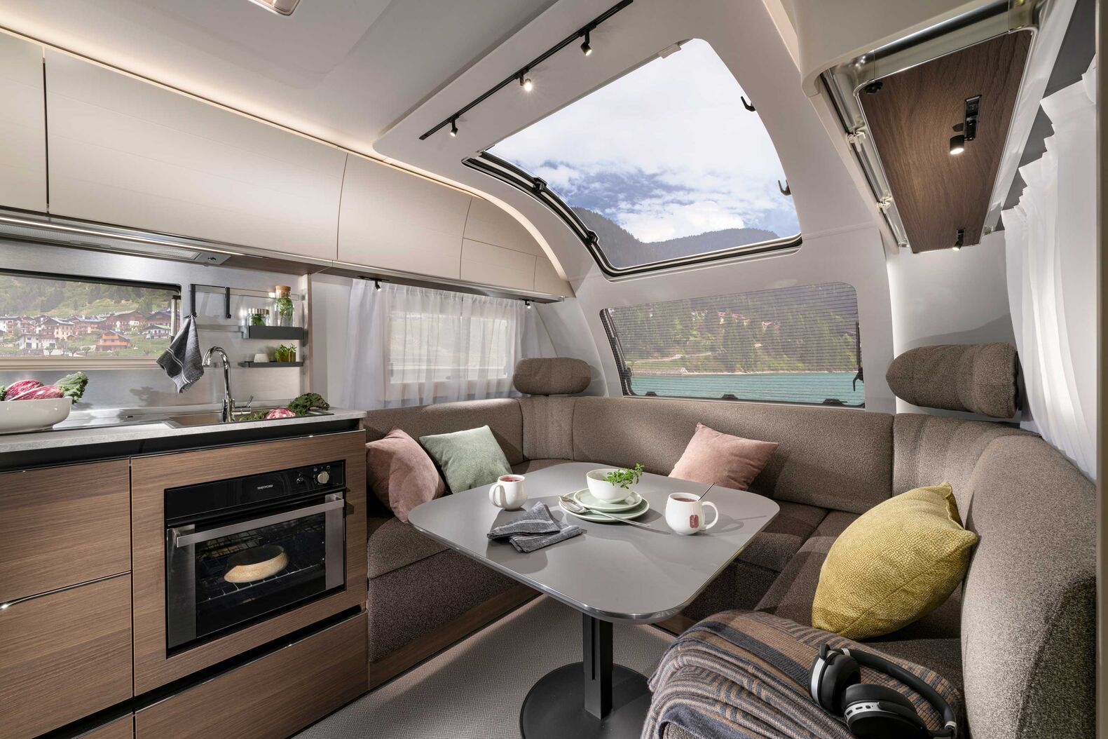 Adria Alpina: Der Alpina repräsentiert die Luxusklasse im Wohnwagen-Segment bei Adria. Mit stabiler, gut isolierender Aufbautechnologie (Adria-Comprex-Body), speziell von Adria und Alde entwickelter Heizung samt Luftstrom-Technik, ist er für den ganzjährigen Einsatz konzipiert. Weitere Pluspunkte sind das extragrosse Panoramafenster und die aerodynamische Adria-Silhouette, die mit den speziellen Winddiffusoren für ein verbessertes Fahrverhalten sorgen. Gleichzeitig überzeugt die Baureihe mit modern gestalteten Wohnräumen.