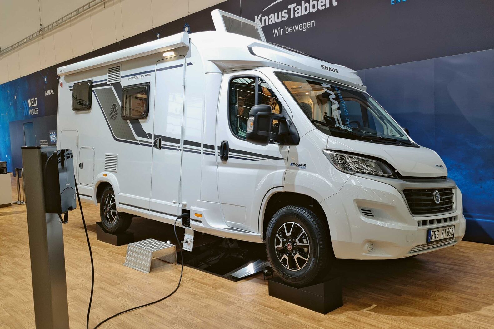 E.Power Drive von Knaus: Die Knaus Tabbert AG hat gemeinsam mit dem Technologie-Spezialisten HWA AG mit dem E.Power Drive ein vollelektrisches Wohnmobil geschaffen. Die aufwendige Technik der Studie soll zeigen, dass E-Mobilität auch beim Wohnmobil möglich ist.