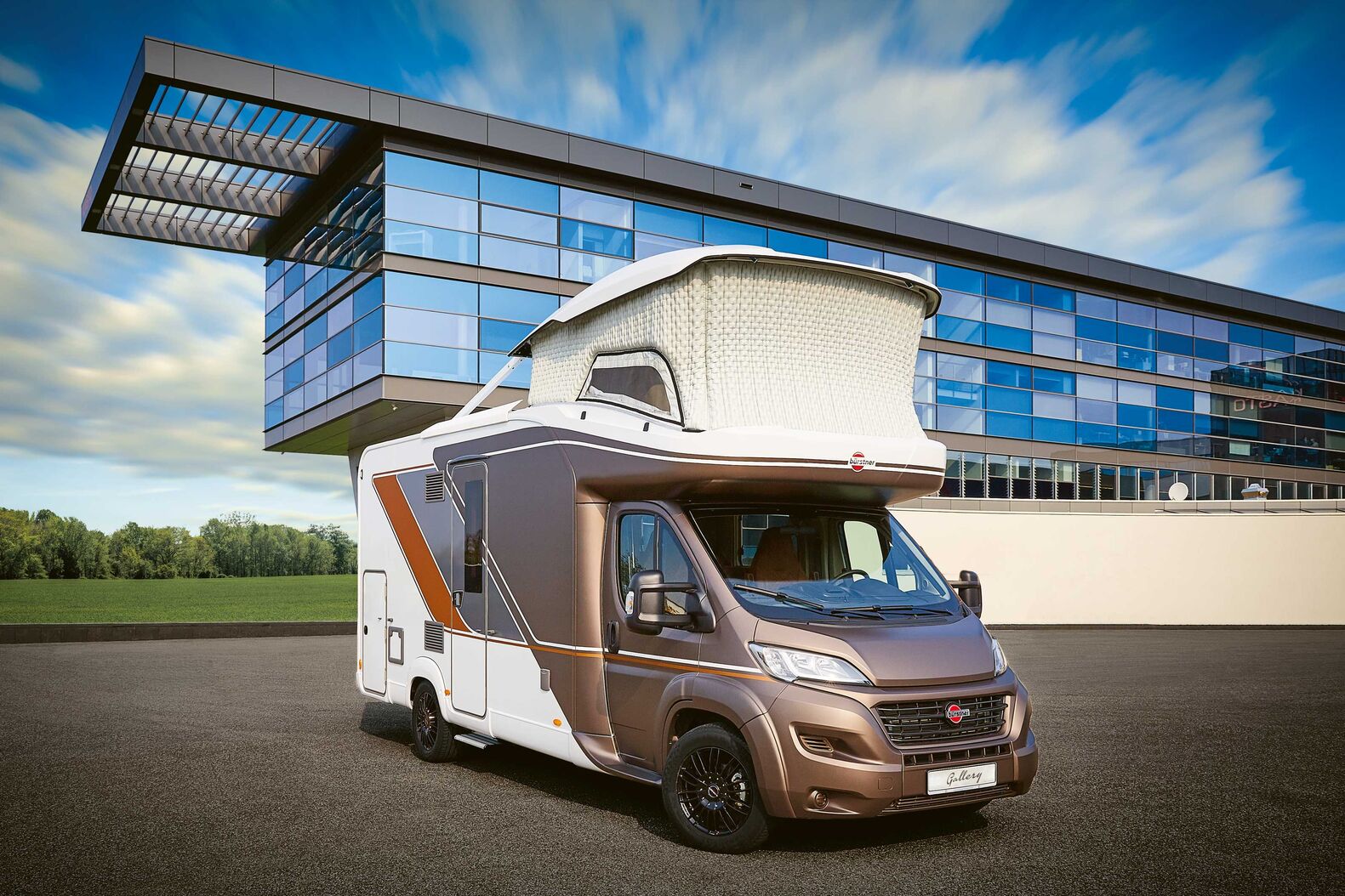 Bürstner Lyseo Gallery: Mit dem Lyseo Gallery präsentiert Bürstner ein innovatives, völlig neuartiges Wohnmobil, das die Vorzüge eines teilintegrierten mit denen eines Alkoven-Modells kombiniert. Der Clou: Der Gallery kann sein Dach heben und senken. Ein windschnittiges, deutlich spritsparenderes Wohnmobil entsteht. Im Stand wird das Hybrid-Roof mittels Kompressorluft und einer speziell entwickelten Luftkammertechnologie hochgefahren. Die echte zweite Wohn-Etage mit XXL-Schlafraum, Tisch und Sitzgelegenheit ist mittels fest eingebauter Treppe sicher und bequem zu erreichen.
