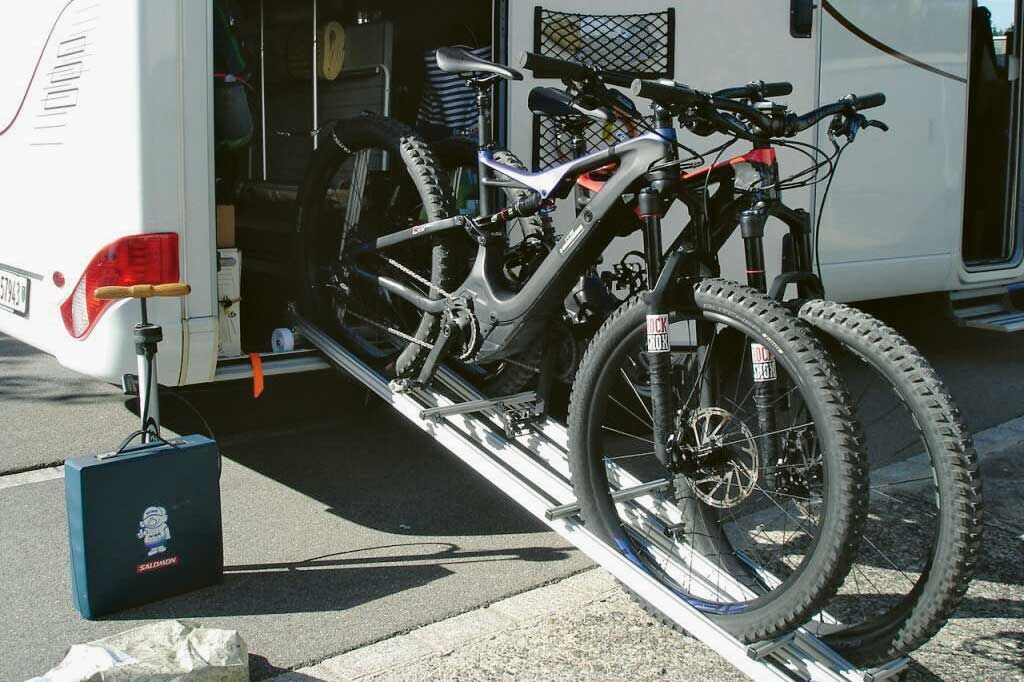 Biketräger für Heckgarage von Womo-Tech-CH: Charly Sutter, Jahrgang 1945, ist gelernter Werkzeugmacher und seit 2010 Pensionär. Als passionierter Mountainbiker und Wohnmobilisten liegt ihm der Transport von Bikes im Wohnmobil besonders am Herzen. Er tüftelte am ultimativen Radträger für die Heckgarage und gründete Womo-Tech-CH, die inzwischen erfolgreich den 9 kg schweren Träger mit optimiertem Platzbedarf und gutem Handling vertreibt.