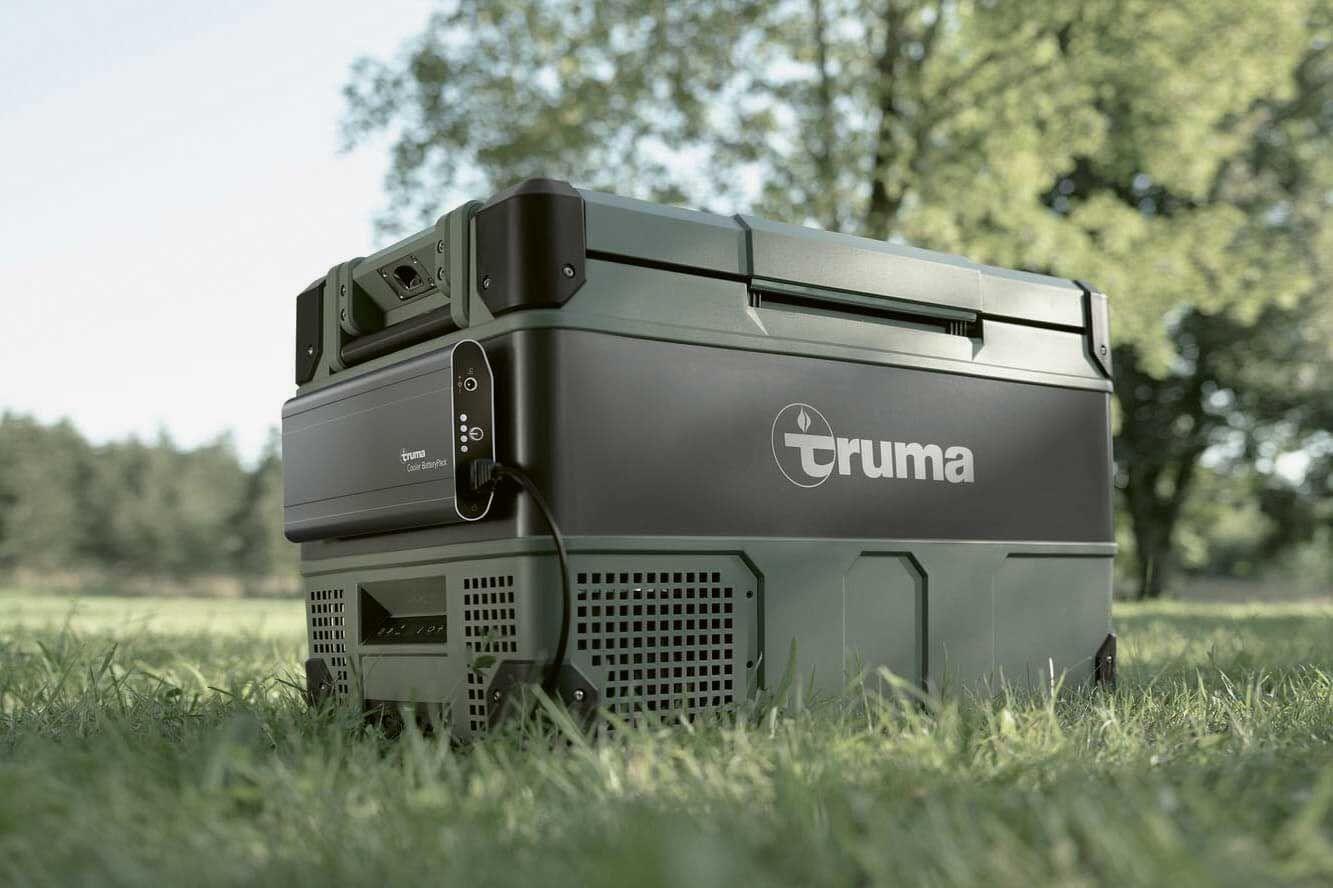 Truma Cooler BatteryPack: In Kombination mit dem Truma Cooler kühlen Sie Ihre Getränke und Lebensmittel mit dem Truma Cooler BatteryPack für bis zu 18 Stunden bei nur sechs Stunden Ladezeit. Die perfekte Ergänzung für alle Truma-Cooler-Kühlboxen. Der Clou beim BatteryPack: Der leichte Akku haftet magnetisch an den Kühlboxen, das Handling ist somit besonders einfach. Dies ermöglicht auch die autarke Nutzung der Kühlbox.