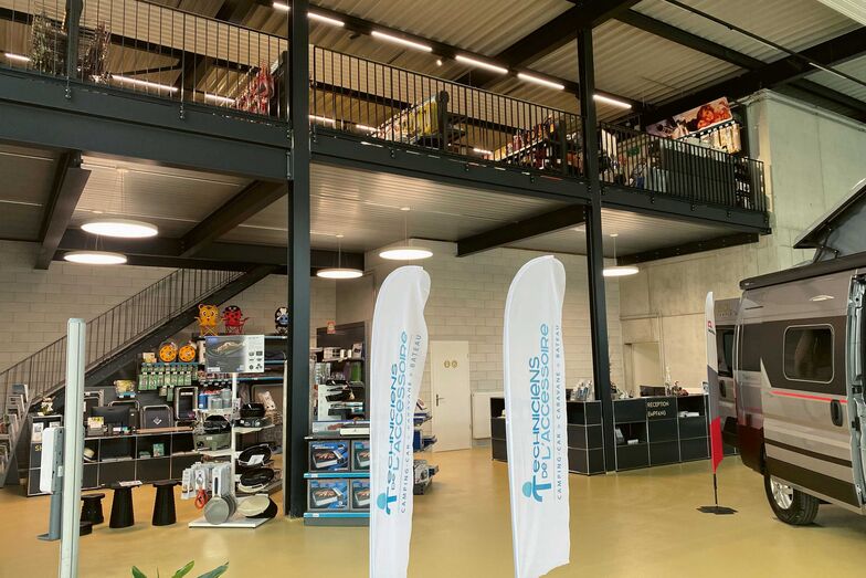 Moderner Empfangsbereich im Showroom.