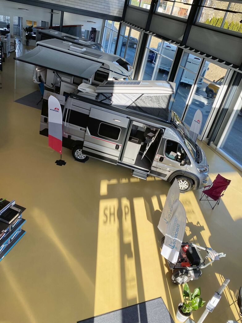 Der Neubau in Corgémont verfügt über einen Showroom, in dem ausgewählte Fahrzeuge präsentiert und bei jedem Wetter problemlos besichtigt werden können.