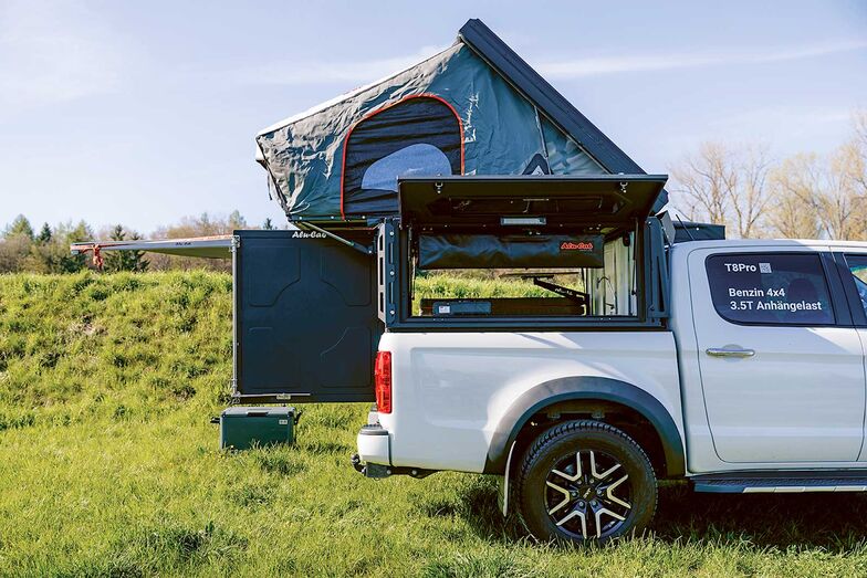 Das Fahrzeug basiert auf einem Pick-up mit Doppelkabine und kombiniert damit Alltagstauglichkeit mit Camper-Funktionen.