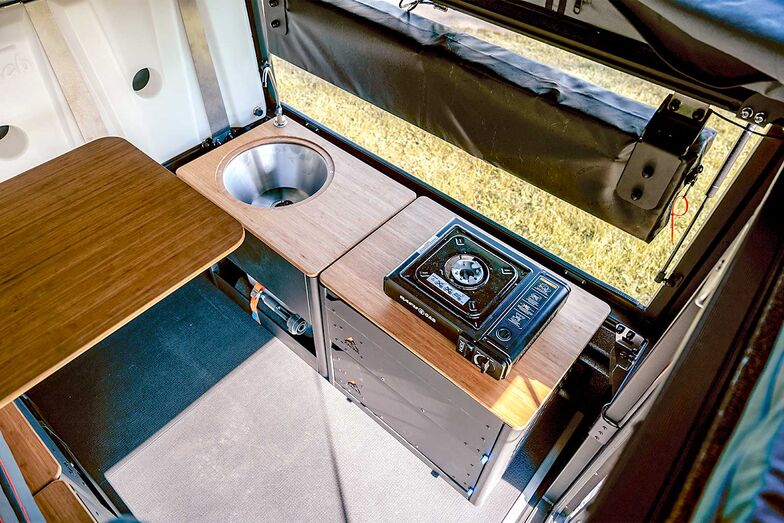 Je nach Ausführung bietet der T8Pro typische Camper-Elemente wie Küche, Sitzmöglichkeiten, Stauraum und Wassertank.