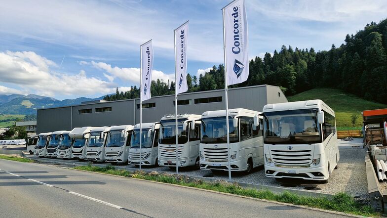Die eindrückliche Reihe von grossen Concorde-Wohnmobilen macht deutlich, welchen Ansprüchen die neue Werkstatt genügen musste.