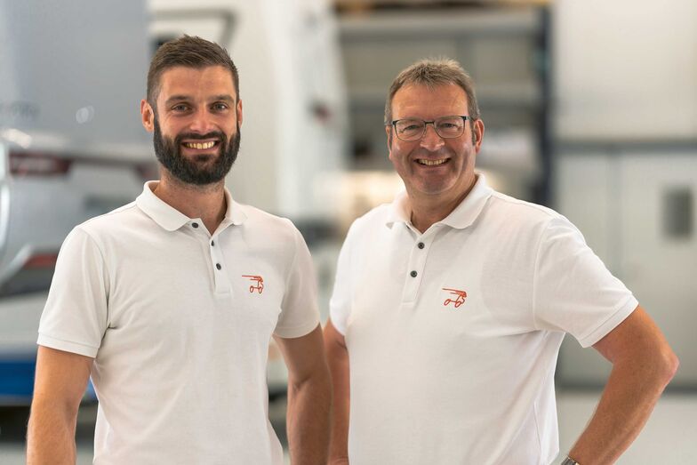 Silvan Dahinden, Geschäftsführer, und Vater Guido Dahinden, Unternehmensgründer und Geschäftsinhaber, sind stolz, den Kunden in den neuen Räumlichkeiten einen noch besseren Service bieten zu können. 