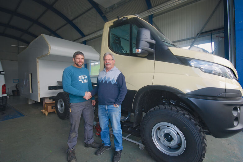 Firmengründer Andreas Stuker (rechts) übergibt die Stuker Reisemobile GmbH in die Hände seines Nachfolgers Marcel Bremgartner (links).