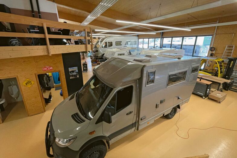 Im neuen Erweiterungsbau der Gehrig Carrosserie AG reicht die Höhe für Spezialhebebühnen.