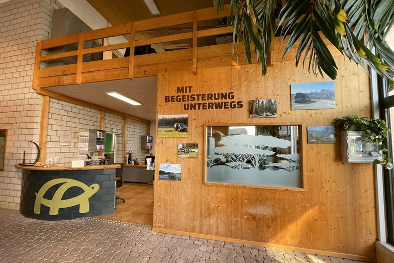 Im Büro können Kunden die Wartezeit überbrücken.