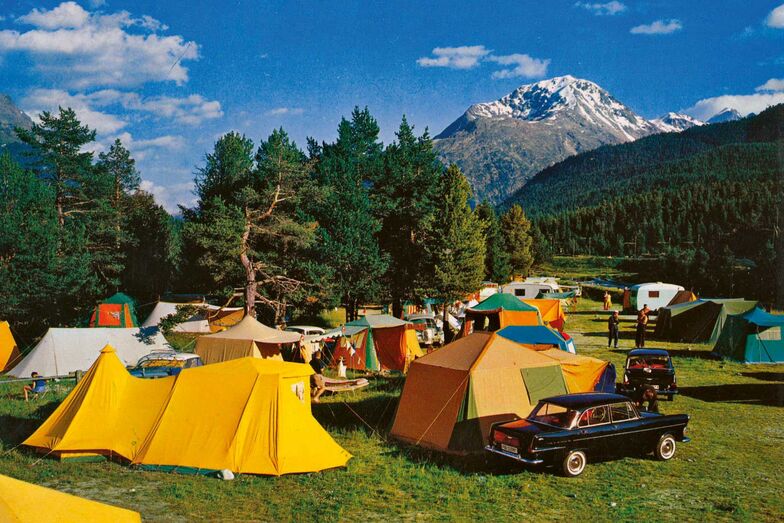 Das Zelt dominiert das Erscheinungsbild des Campingplatzes.