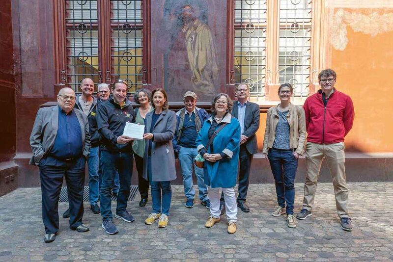 Wohnmobilland Schweiz übergibt die Petition für Stellplätze in Basel mit über 1100 Unterschriften.