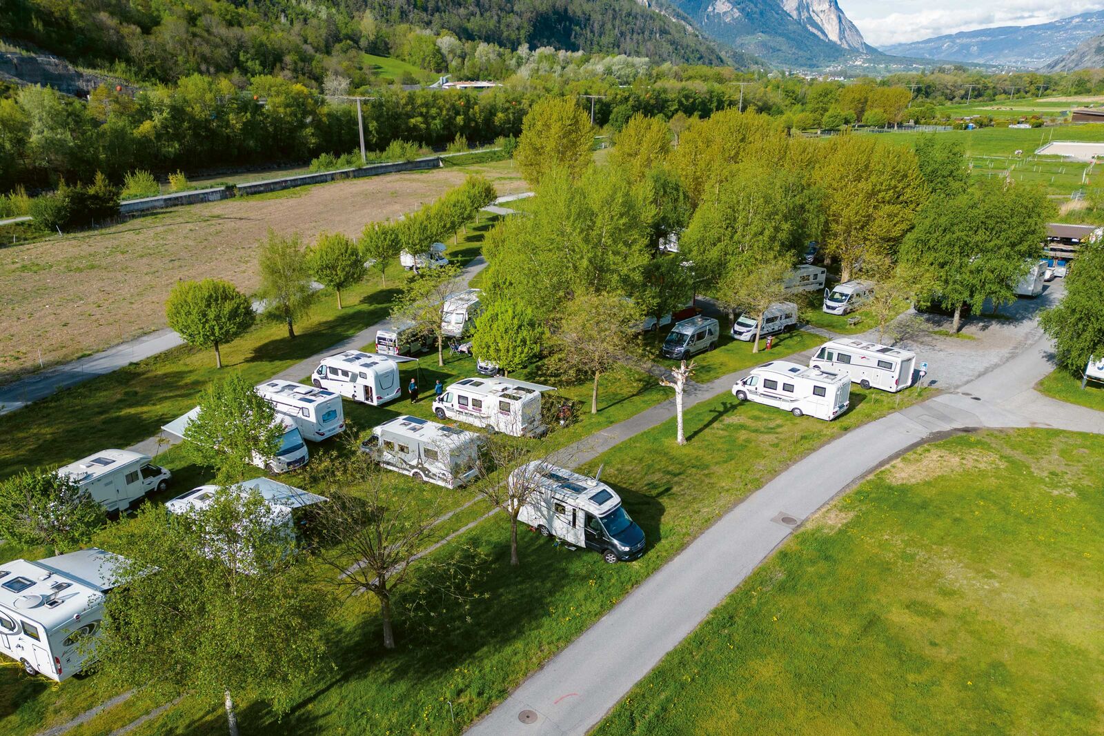 Direkt an der Rhone liegt der Stellplatz Lampertji in Gampel im Wallis.