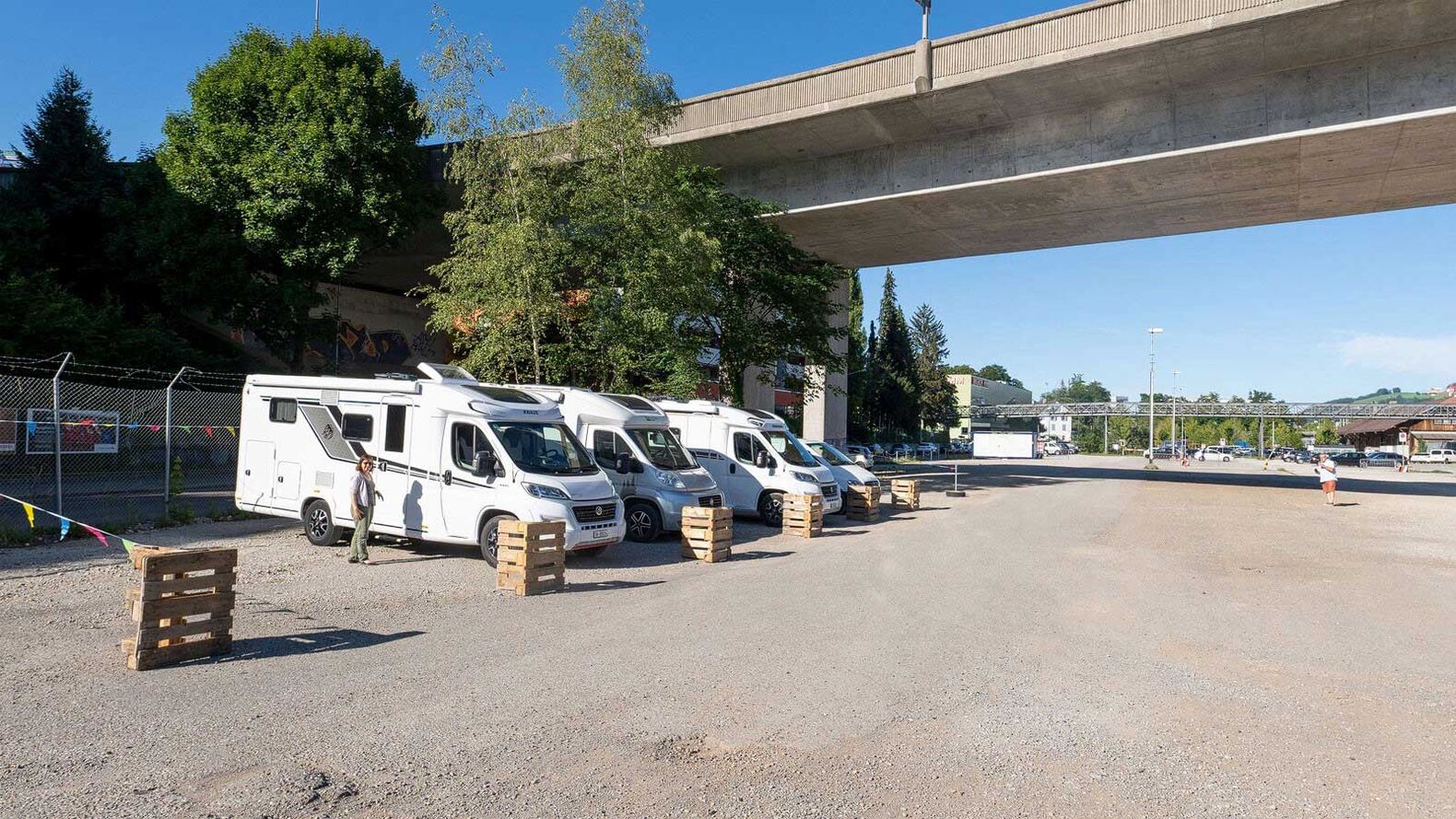 Jetzt ist unweit des Bahnhofs St. Fiden, ebenfalls sehr zentrumsnah, ein neuer Testbetrieb für autarke Wohnmobile aufgegangen.