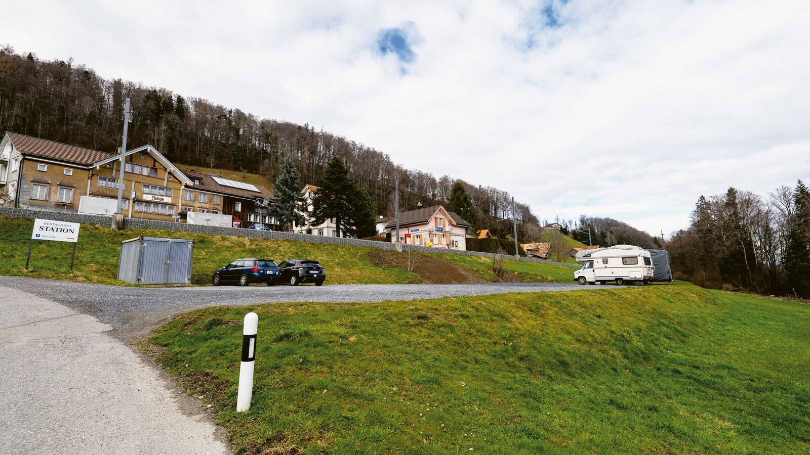 Bis zu fünf Wohnmobile können sich auf dem Stellplatz «Schwendi» per App Parkn'Sleep einbuchen. Dieser liegt ganz in der Nähe der urigen Ausserrhodner Gaststätte Station.