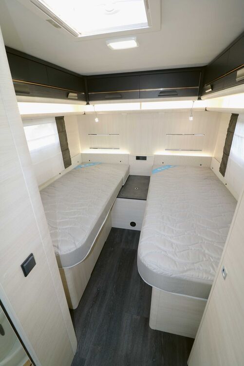 Das Schlafzimmer im Heck des Artica 542 überzeugt mit komfortablen Betten, viel Stauraum und Ablagen sowie stimmungsvollen Beleuchtungen.