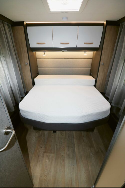 Das Schlafzimmer im Beduin Scandinavia 550 RD überzeugt durch das variable und grosse Queensbett, dessen komfortable 7-Zonen-Matratze aus klimaregulierendem Material besteht.