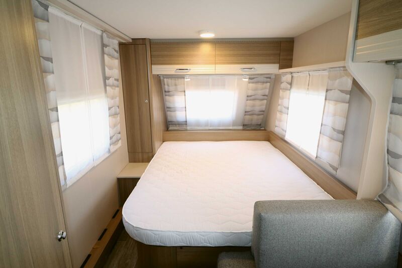 Das französische Bett im Bug überzeugt mit stattlichen Ausmassen und komfortabler Kaltschaummatratze.