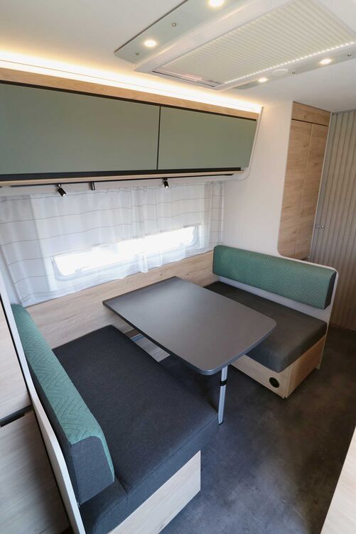 Geradlinig und modern präsentiert sich das Interieur, wobei Kombination aus salbeigrünen Dachschrankklappen und beigen Flächen zusammen mit dem warmen Holzdekor und den dunklen Akzenten perfekt harmonieren.