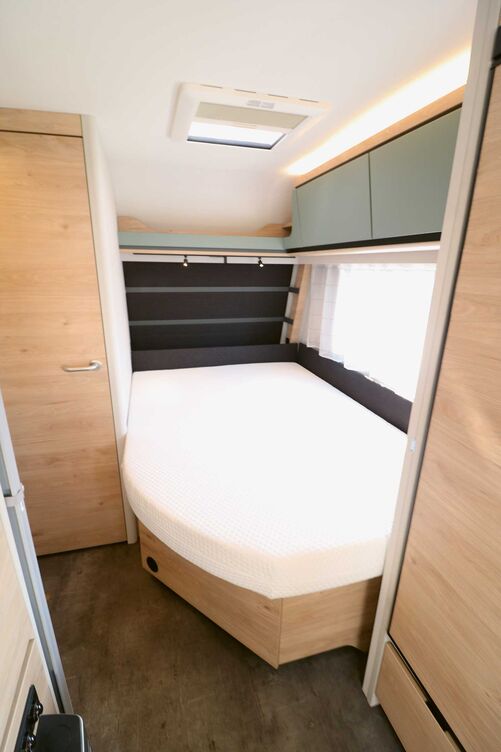 Das Bug-Doppelbett überzeugt mit komfortabler Mehrzonen-Matratze auf dem Holzlattenrost, sinnvollen Ablagen am Kopfende und vielfältigen Lichtelementen.