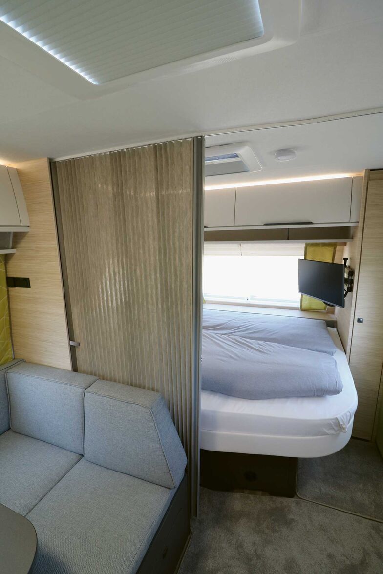 Das quer gestellte Doppelbett im Bug überzeugt mit grosszügiger Liegefläche, wobei die Federkernmatratze auf dem Holzlattenrost für erholsame Nachtruhe sorgt.
