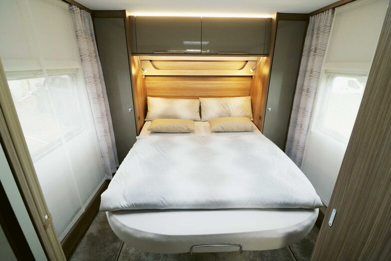 Von drei Seiten ist das grosszügige und komfortable Queensbett bequem zugänglich.