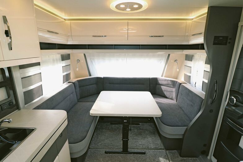 Das moderne Interieur vermittelt sofort ein luftiges Raumgefühl und eine tolle Wohnatmosphäre.