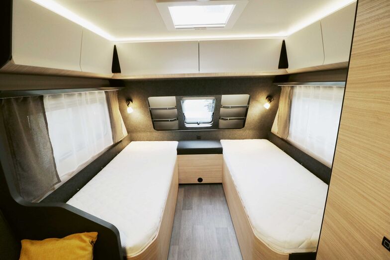 Das abteilbare Schlafzimmer im Bug überzeugt mit grossen Liegeflächen, komfortablen Matratzen und zahlreichen Beleuchtungselementen.