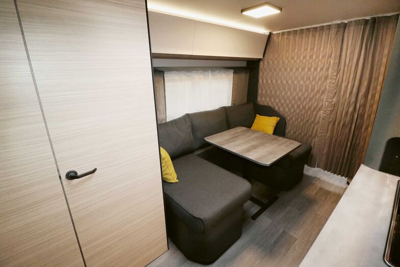 Das Interieur im Maxia setzt auf skandinavische Gemütlichkeit, smarte Funktionalität und minimalistische Designs. Die natürlichen Materialien und die perfekt aufeinander abgestimmten Farben ergänzen das nordische Hygge-Ambiente.