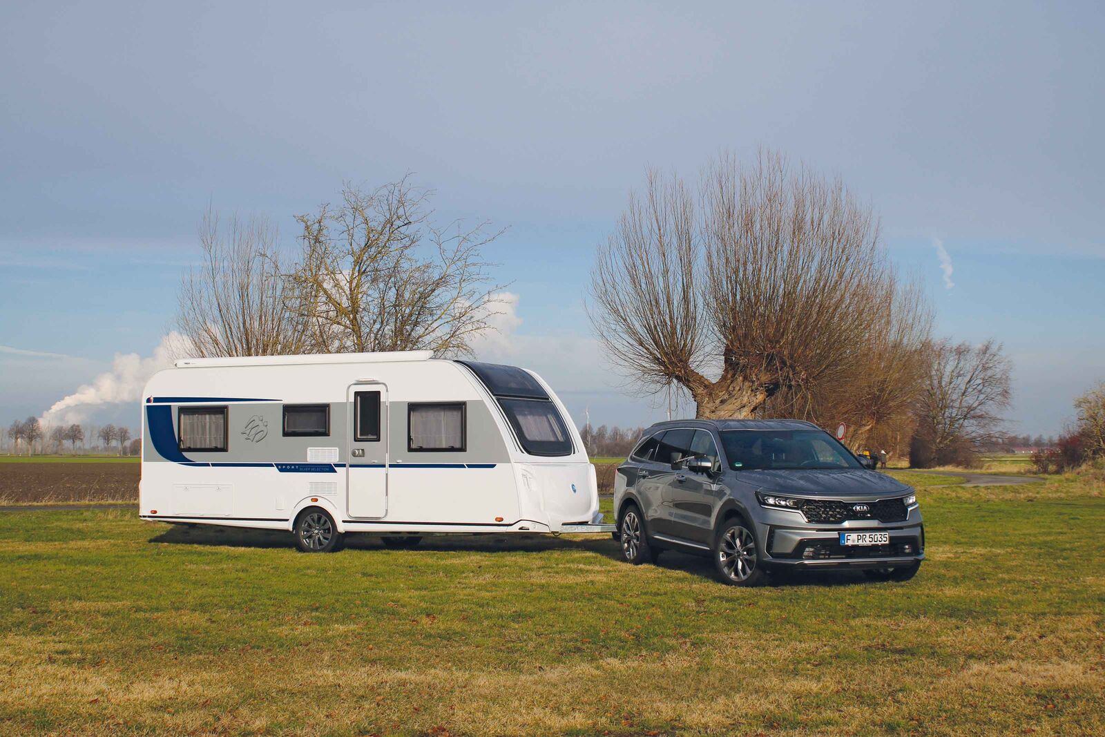 Schicke Kombination: Neuer Kia Sorento mit dem Knaus Sport 540 UE in der Silver-Selection-Variante.
