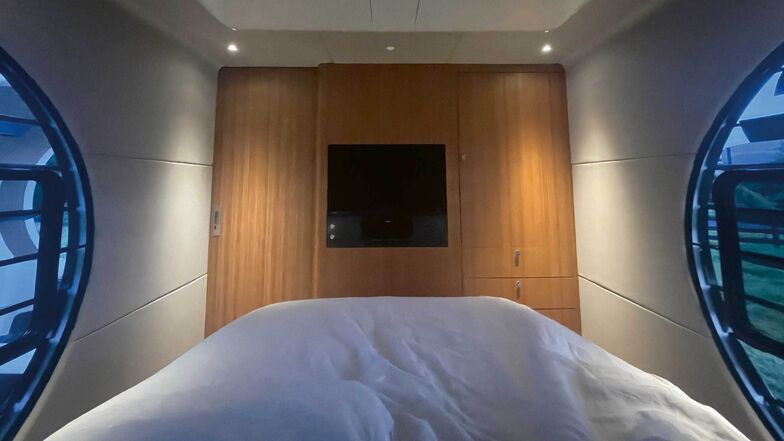 Schlafzimmertüre links, Fernseher in der Mitte, Schrank und Schubladen rechts.