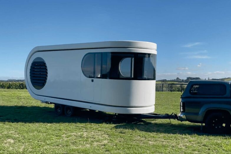 Fahrbereit ist der Romotow T8 9,30 Meter lang, 2,45 Meter breit und wiegt 3,4 Tonnen.