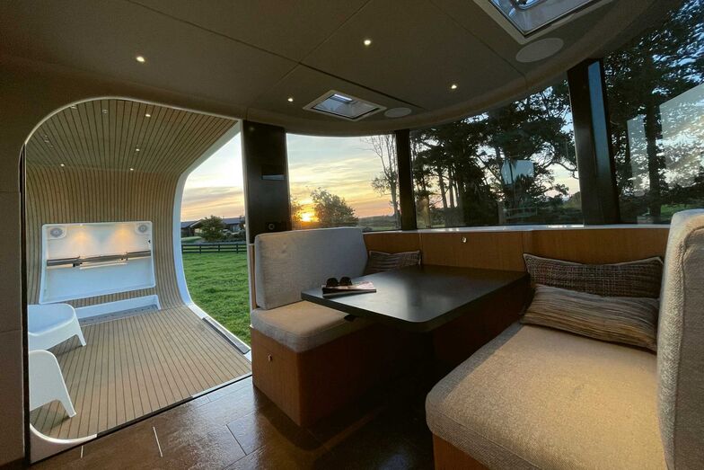 Die Terrasse lässt sich auch mit einem ausklappbaren Elektrogrill ausstatten und wird so zur Outdoor-Küche.