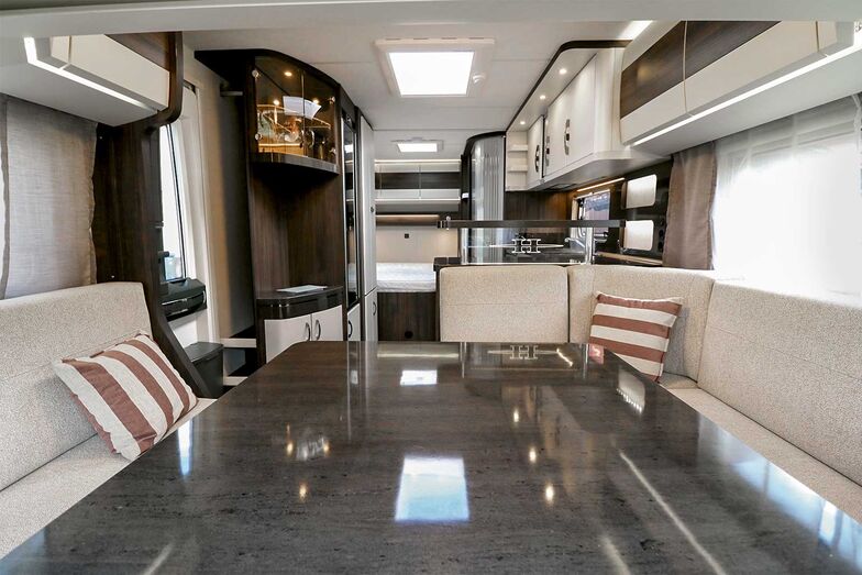 Der Blick vom Bug zum Heck vermittelt die geräumige Einteilung und das elegant wirkende Interieur.