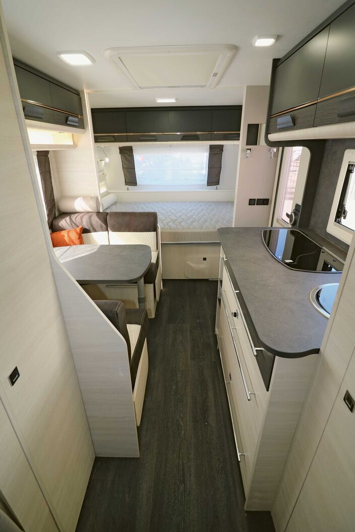 Der Blick vom Heck zum Bug erdeutlicht die funktionelle Einteilung im Familiencaravan.